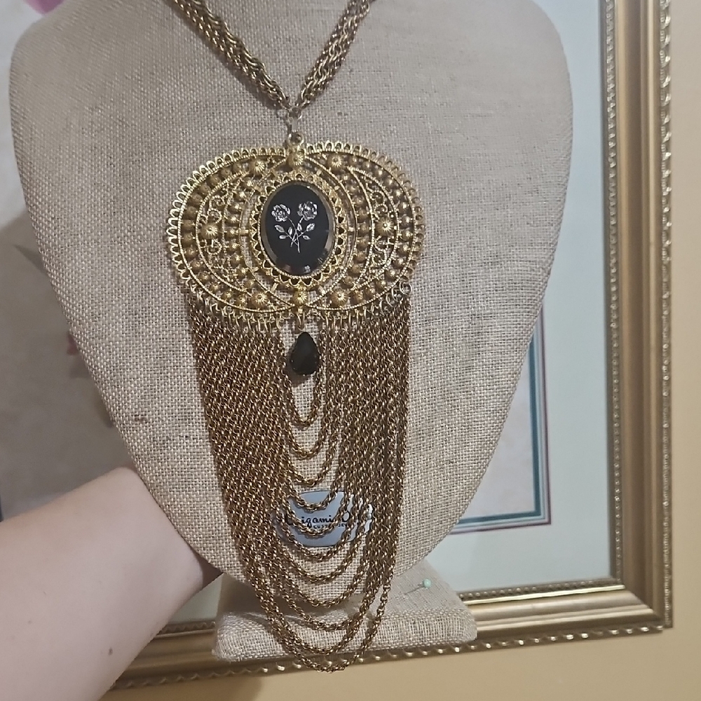 Vintage  Goldtone  and Black Glass Intaglio Cameo Flower Pendant  Necklace